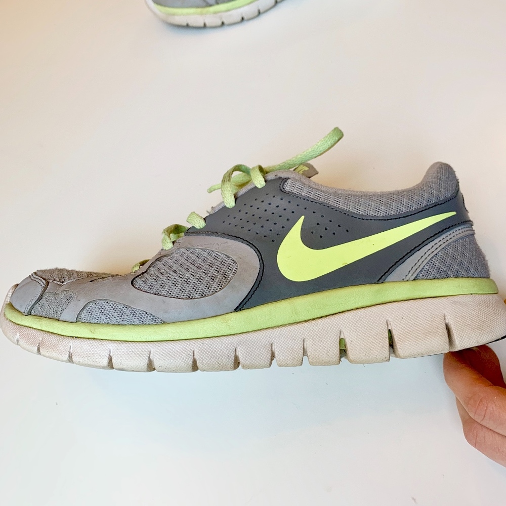 Nike Women's Size 8.5 Grey Sneaker